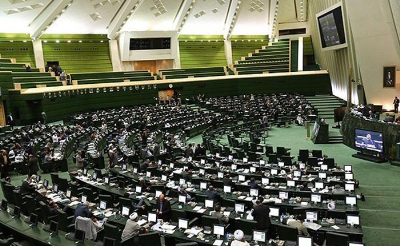 نیروی انتظامی شعب یا موسسات بانکی و اعتباری فاقد مجوز را تعطیل می‌کند
